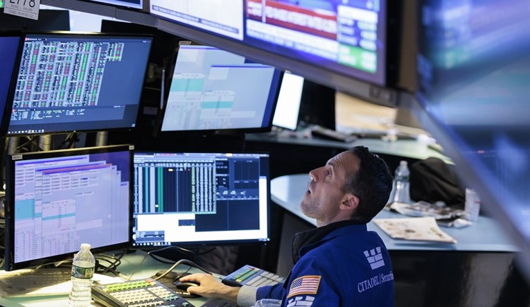 Wall Street porastao, trgovanje dionicama oprezno