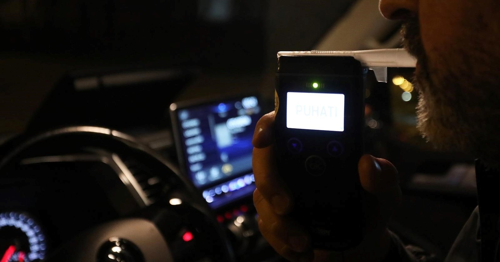 U Slunju pijan sletio s ceste i udario parkirani auto, napuhao 3.7 promila