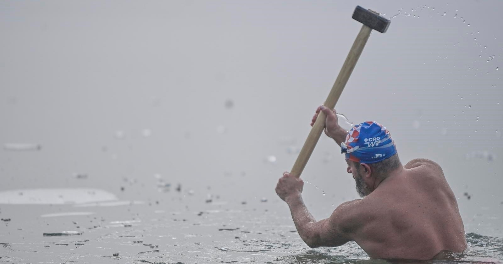 VIDEO Zagrepčani se kupali u zaleđenom Jarunu, maljem su razbijali led