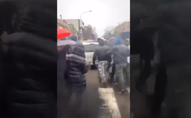 VIDEO Taksist se zaletio među đake na blokadi u Šapcu, nosio mladića na haubi