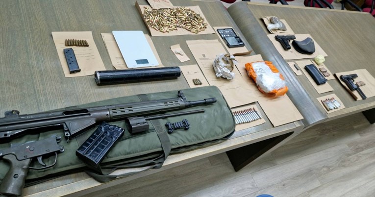 Policija upala u stan u Puli. Pronašli drogu, pištolje i automatsku pušku