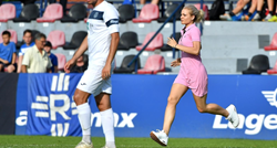 Zabrinuta djevojka nogometaša Rudeša utrčala u teren nakon što se on onesvijestio