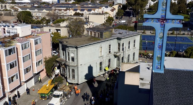Ulicama San Francisca vozili kuću od 480 kvadrata staru 139 godina