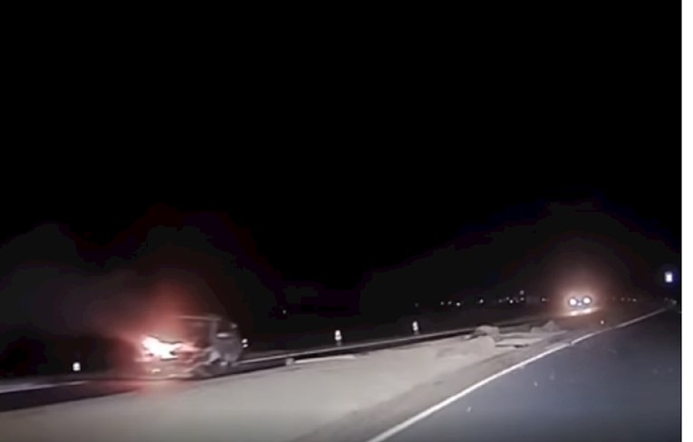 Američki heroj: Policajac spasio ozlijeđenog vozača iz automobila u plamenu
