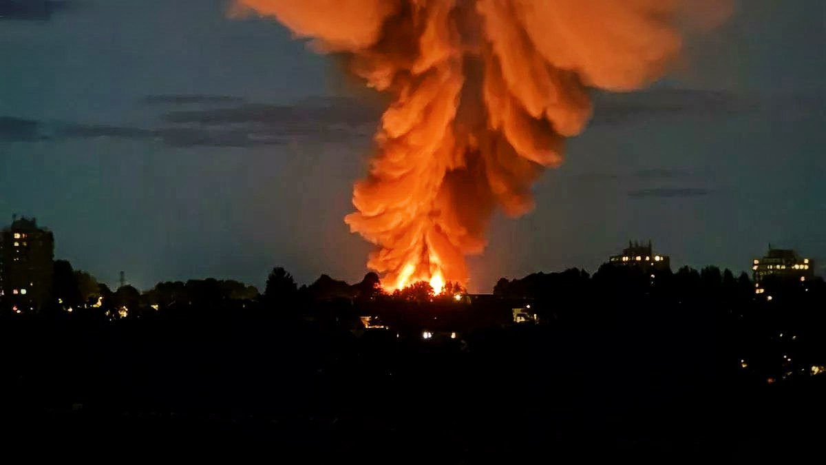 Požar u skladištu nakon eksplozije u Engleskoj. "Ogromna vatrena kugla"