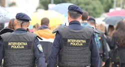 Interventni policajac divljao na sudu u Splitu: Napao ženu pa razbio vrata WC-a