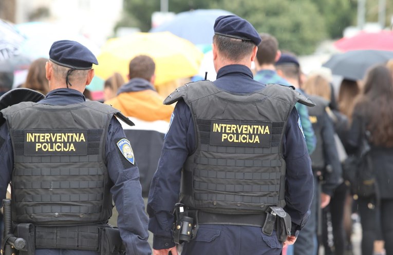 Interventni policajac divljao na sudu u Splitu: Napao ženu pa razbio vrata WC-a