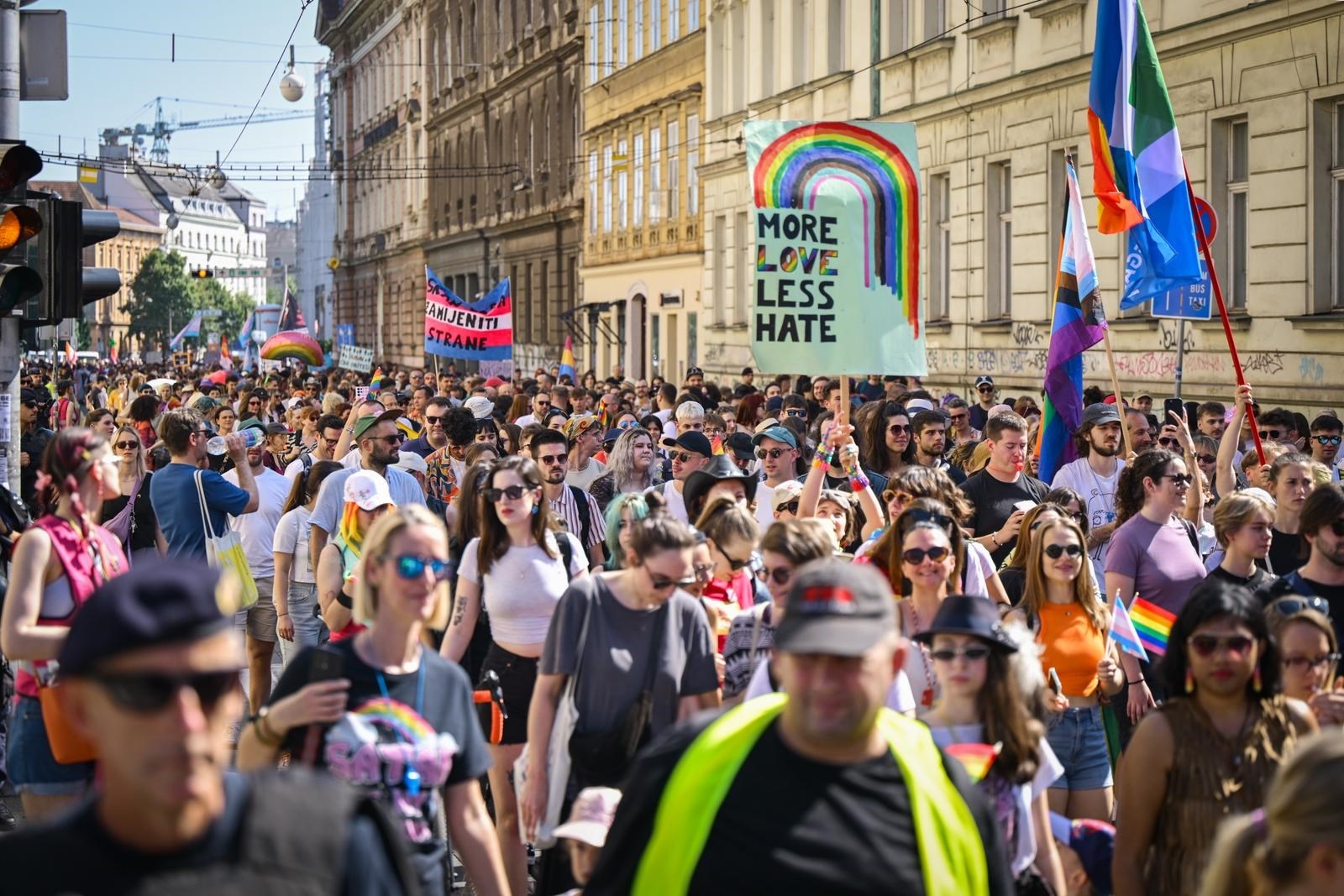 Na Pride u Zagrebu došao i Tomašević, povorka stigla na Ribnjak: Naša borba još traje