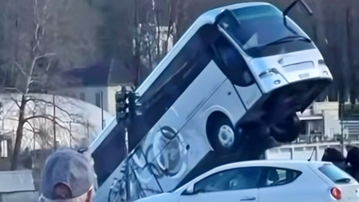 VIDEO Tragedija u Italiji: Bus krenuo unazad, s mosta pao u rijeku. Vozač poginuo