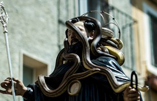 Talijani kip katoličkog sveca prekrili desecima zmija