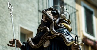 Talijani kip katoličkog sveca prekrili desecima zmija