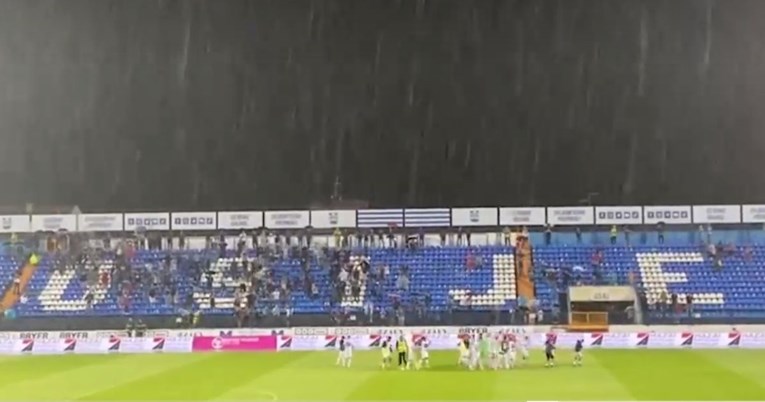 VIDEO Strašan pljusak im nije smetao. Osijekovi igrači slavili pobjedu s navijačima