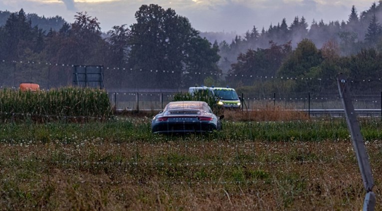 FOTO Hrvat u Sloveniji sletio s Porscheom pa ostavio auto i otišao