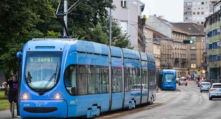 Kamion u centru Zagreba zapeo za žicu, prekinut tramvajski promet. Bile su gužve