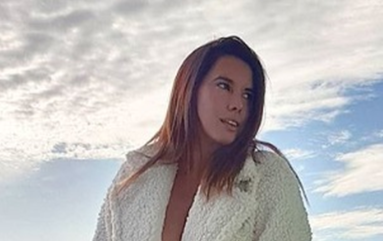 Je li Nives Celzijus potpuno gola ispod ovog rastvorenog kaputa?