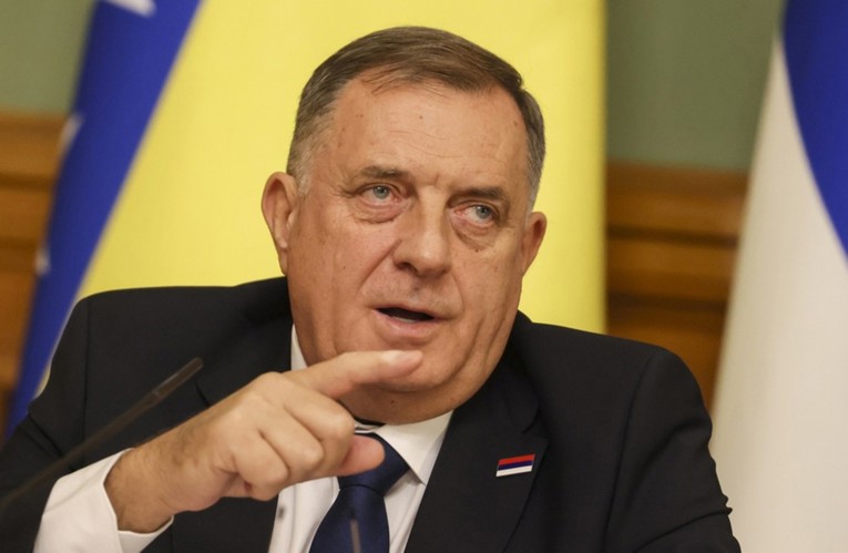 Vučićevi batinaši pokušali ući u Crnu Goru. Oglasio se Dodik