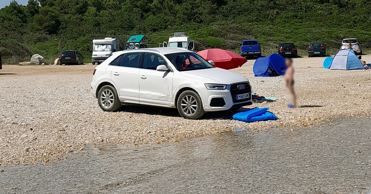 FOTO Audi austrijskih registracija parkirali na plaži kod Biograda, metar od mora
