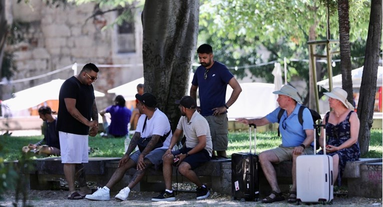 Split uvodi nove kazne za turiste: 300 eura za spavanje u parku, 150 za povraćanje