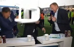 Češki huligani stolicom pogodili TV novinare i pretukli navijača sa srpskom zastavom