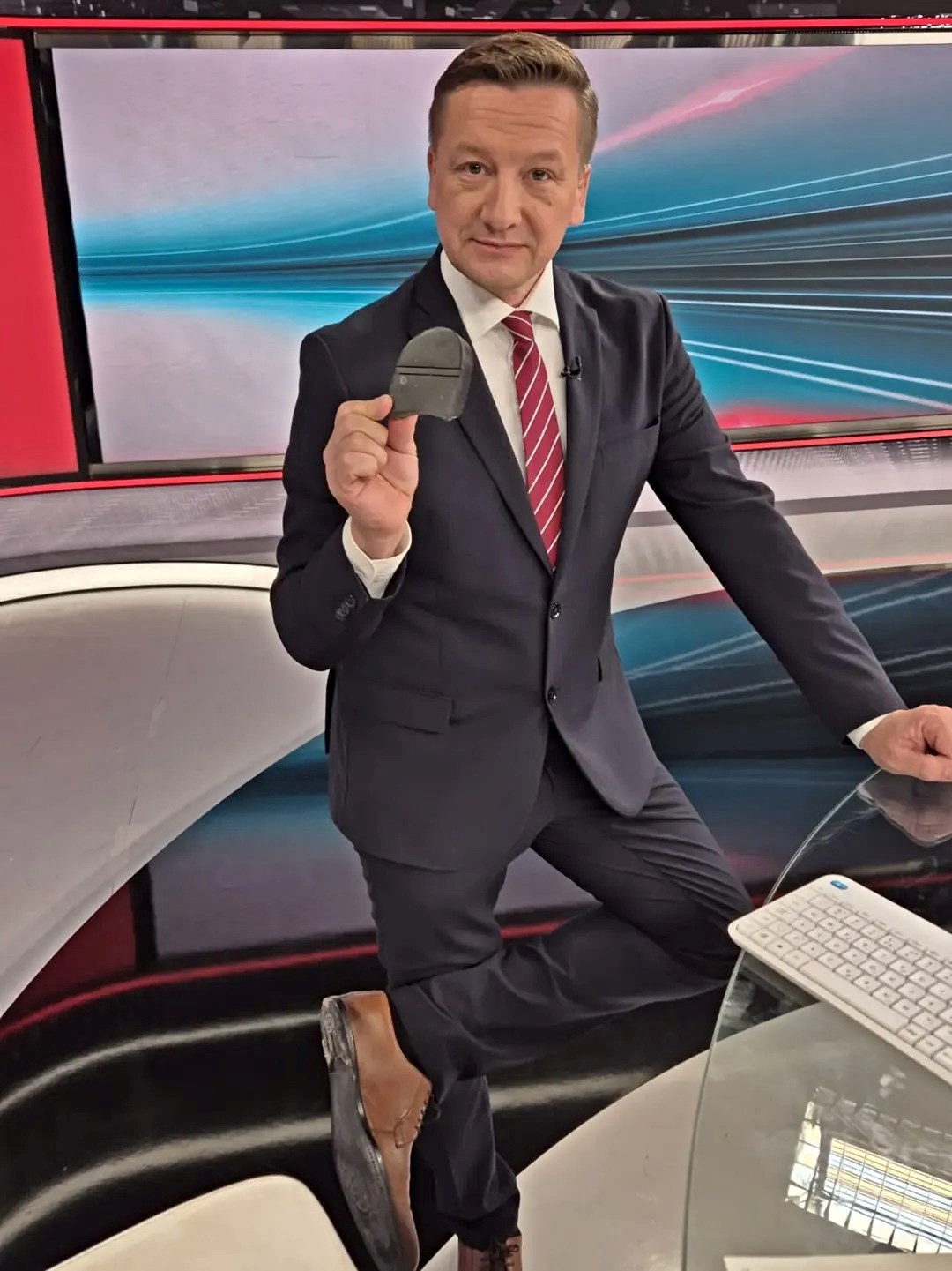 RTL-ov voditelj doživio nezgodu usred emisije, otpala mu peta: "Srećom, ima reklama"