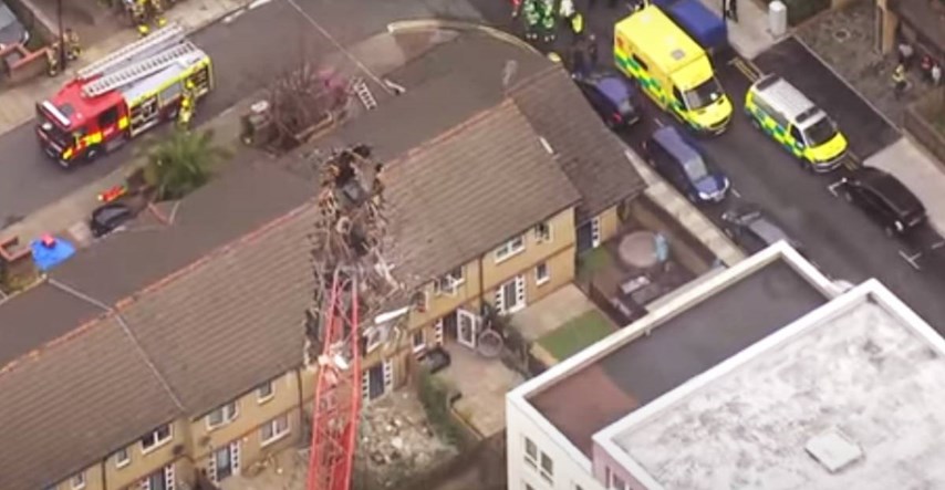 20-metarska dizalica pala na kuće u Londonu, poginula jedna osoba