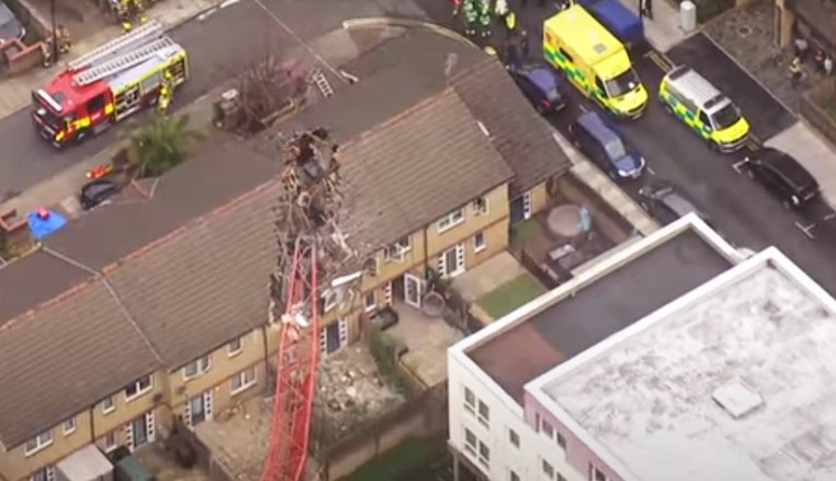 20-metarska dizalica pala na kuće u Londonu, poginula jedna osoba