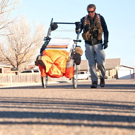 Čovjek već 27 godina pješači po svijetu, sad otkrio kako se financira