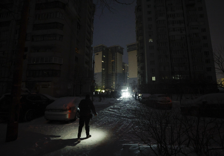 Ruski napadi postaju neizdrživi, Zelenski proglasio izvanredno stanje