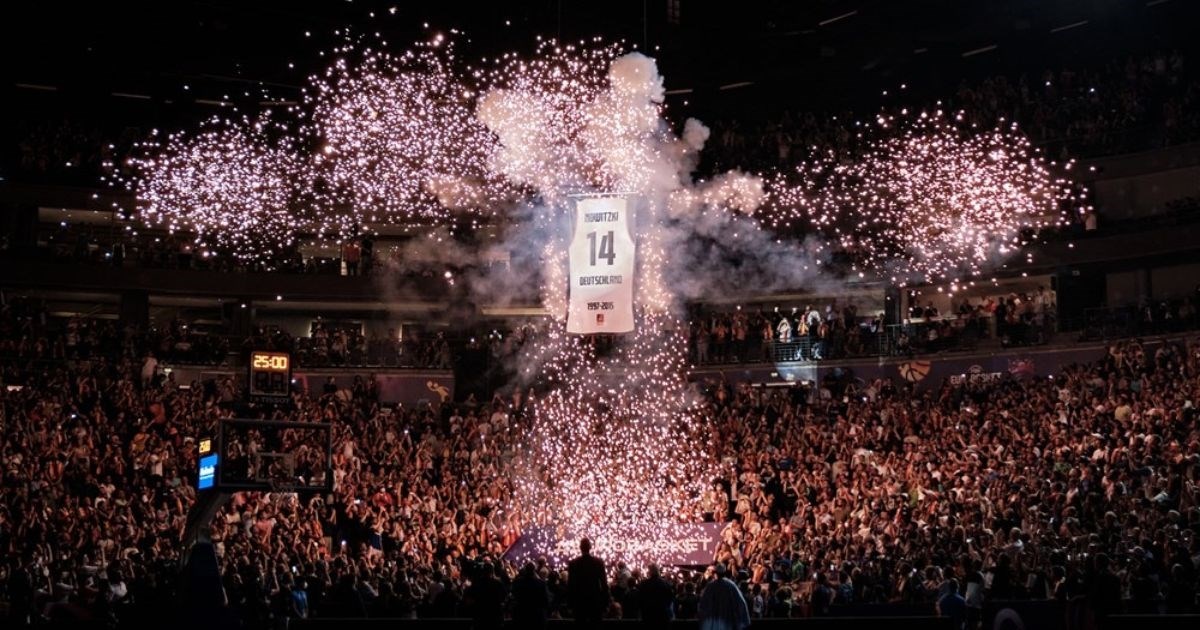 Pogledajte kako se njemački dres Dirka Nowitzkog diže pod krov dvorane na Eurobasketu