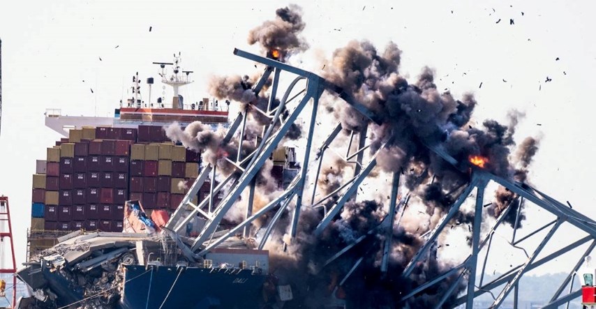 Sjećate se broda koji je srušio most u Americi? Posada je otad "zarobljena" na njemu