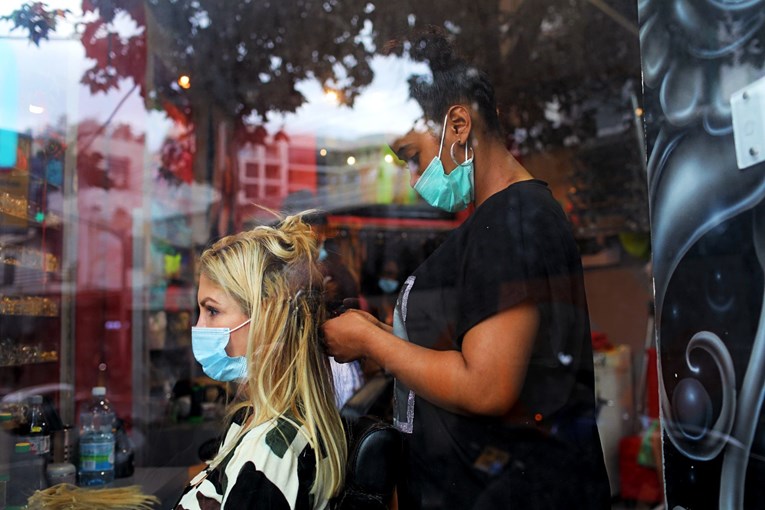 Zaražene frizerke nisu prenijele virus na klijente, čini se da je stvar u maskama