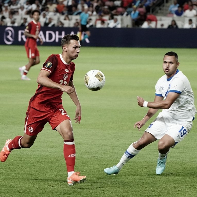 Pogledajte kako se Sigur oslobodio suparnika i asistirao za gol Kanade