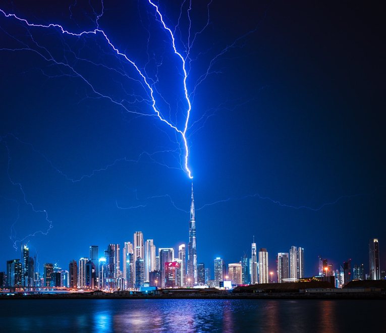 Munja pogodila najvišu zgradu na svijetu