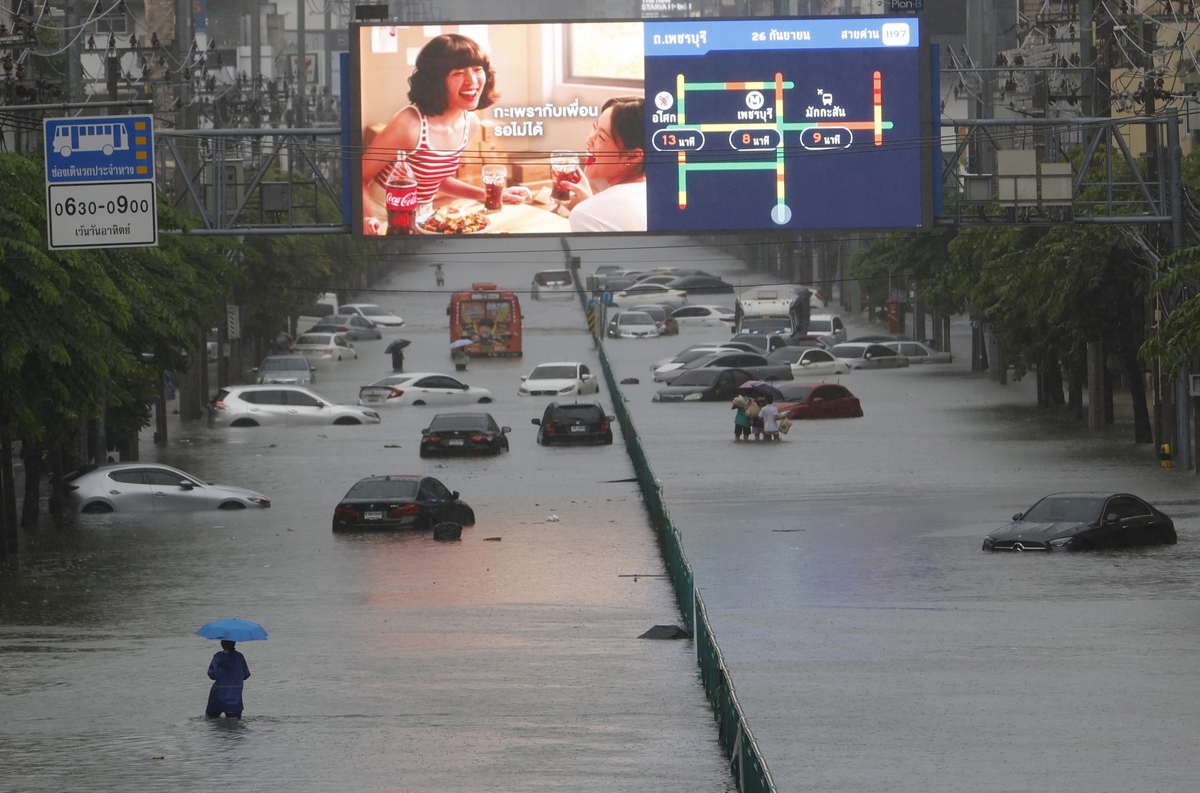 Bangkok proglasio zonu katastrofe zbog poplava, promet stao