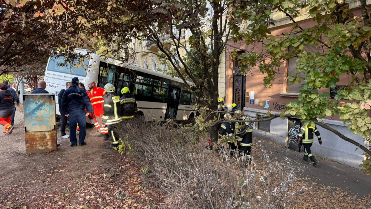 Autobus pun putnika zabio se u školu u Mađarskoj. Preko 20 ljudi ozlijeđeno