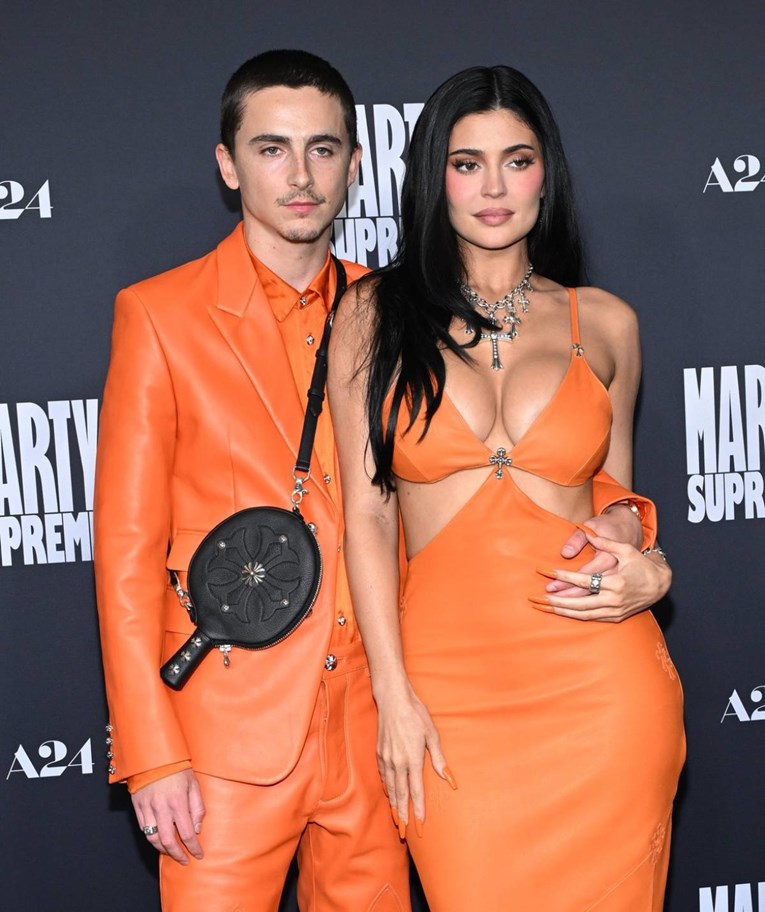 Timothee Chalamet i Kylie Jenner usklađeni u narančastom na premijeri njegova filma