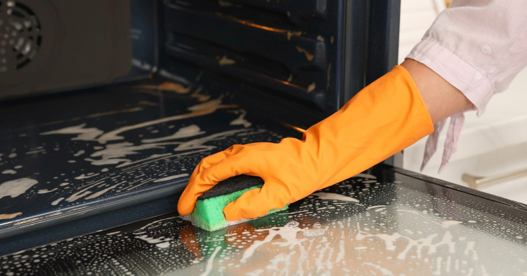 Očistite pećnicu bez kemikalija uz pomoć dva sastojka iz kuhinje