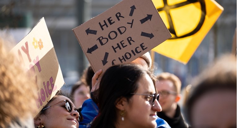 Danska će djevojkama starijima od 15 godina dozvoliti pobačaj bez pristanka roditelja
