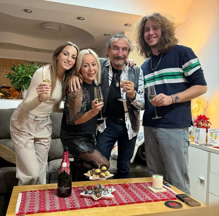 Željko Bebek slavi 80. rođendan. Pozirao je sa ženom, kćeri i sinom
