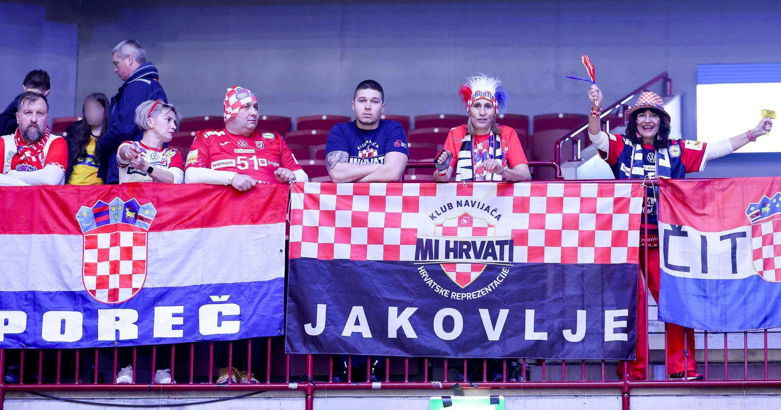 FOTO Zastave, šeširi, zviždaljke, kockice... Navijači i danas bodre Hrvatsku u Malmoü