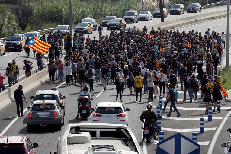 Prosvjednici u Barceloni pokušavaju blokirati aerodrom, sukobili se s policijom