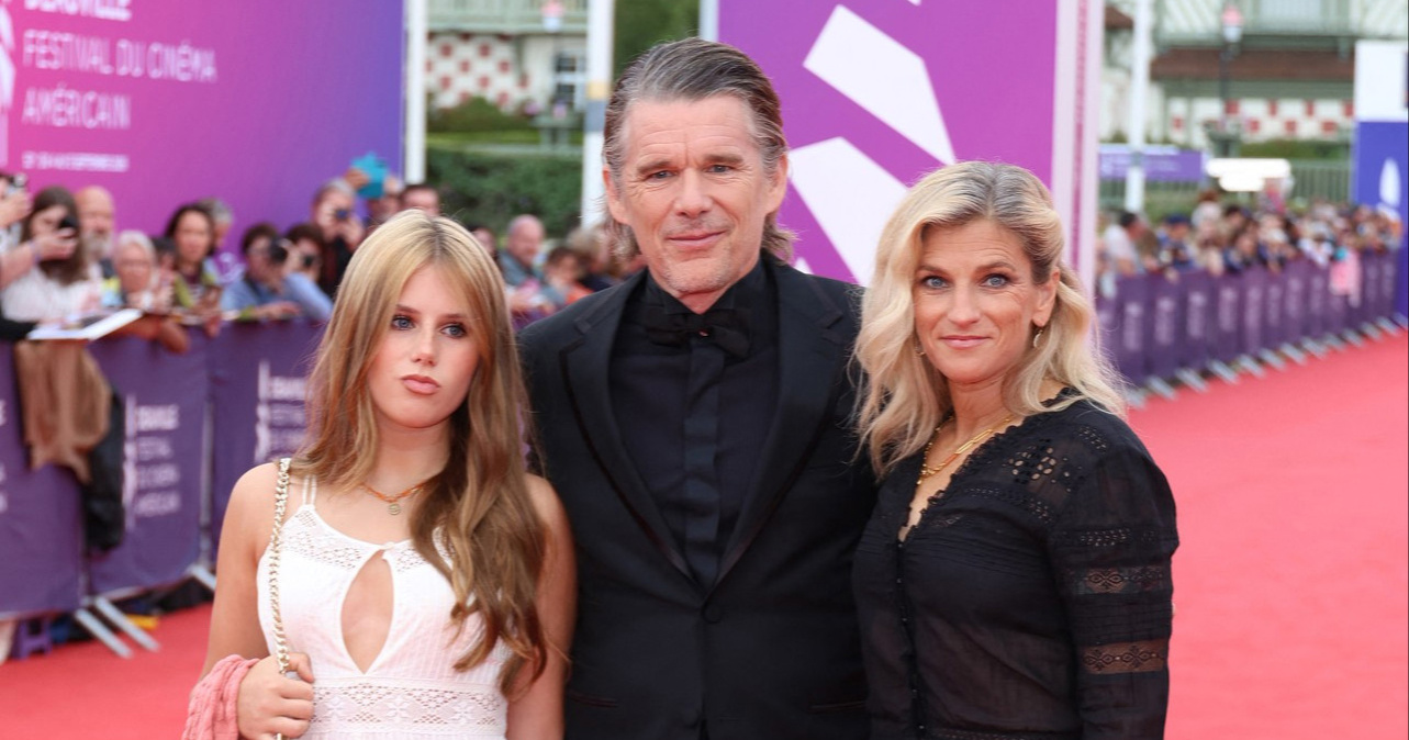 Ethan Hawke (55) stigao na crveni tepih sa suprugom i 15-godišnjom kćeri