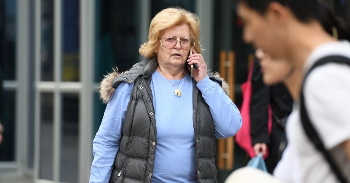 Legendarna televizijska voditeljica viđena nakon dugo vremena, uživala je u šetnji