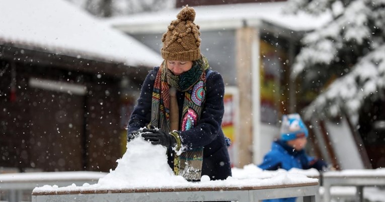 Snijeg iznenadio Zagrepčane, građani na Sljemenu uživali u zimskim radostima