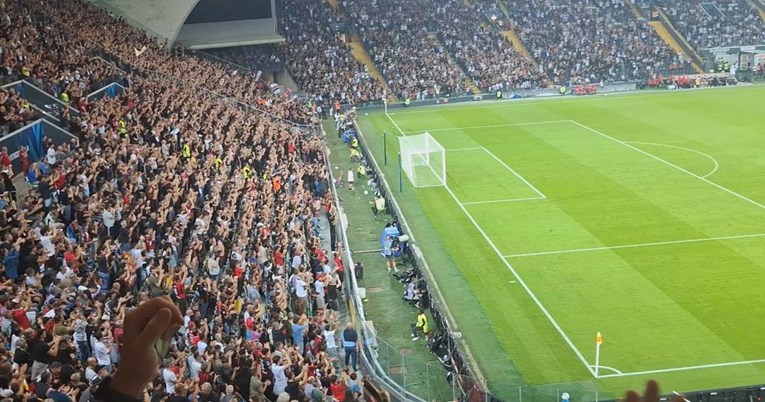 Modrić krenuo van, a navijači ustali. Poslušajte njihovu reakciju