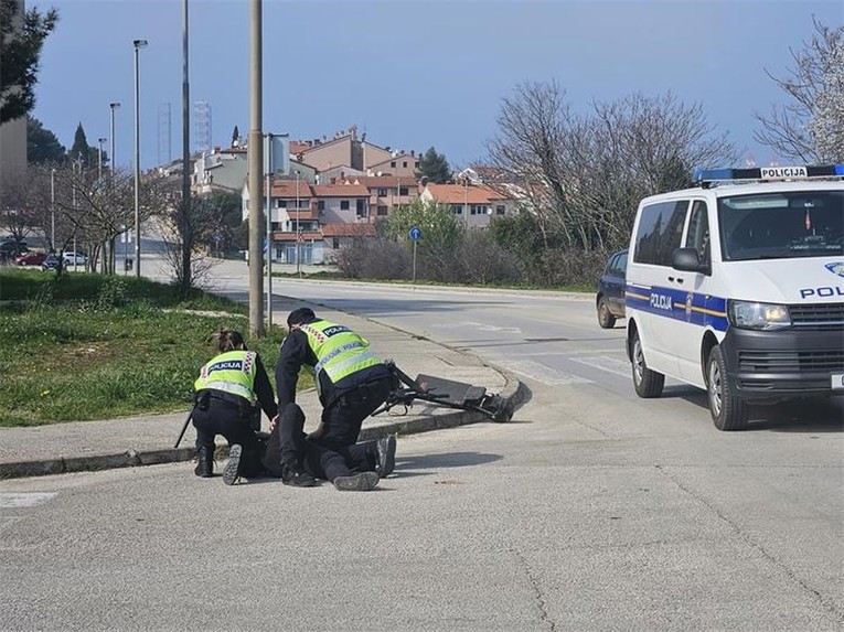 Dva maloljetnika pala s prejakog romobila u Puli. Jedan ima teže ozljede glave