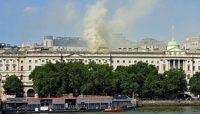 VIDEO Požar u središtu Londona: Gori krov bivše kraljevske palače