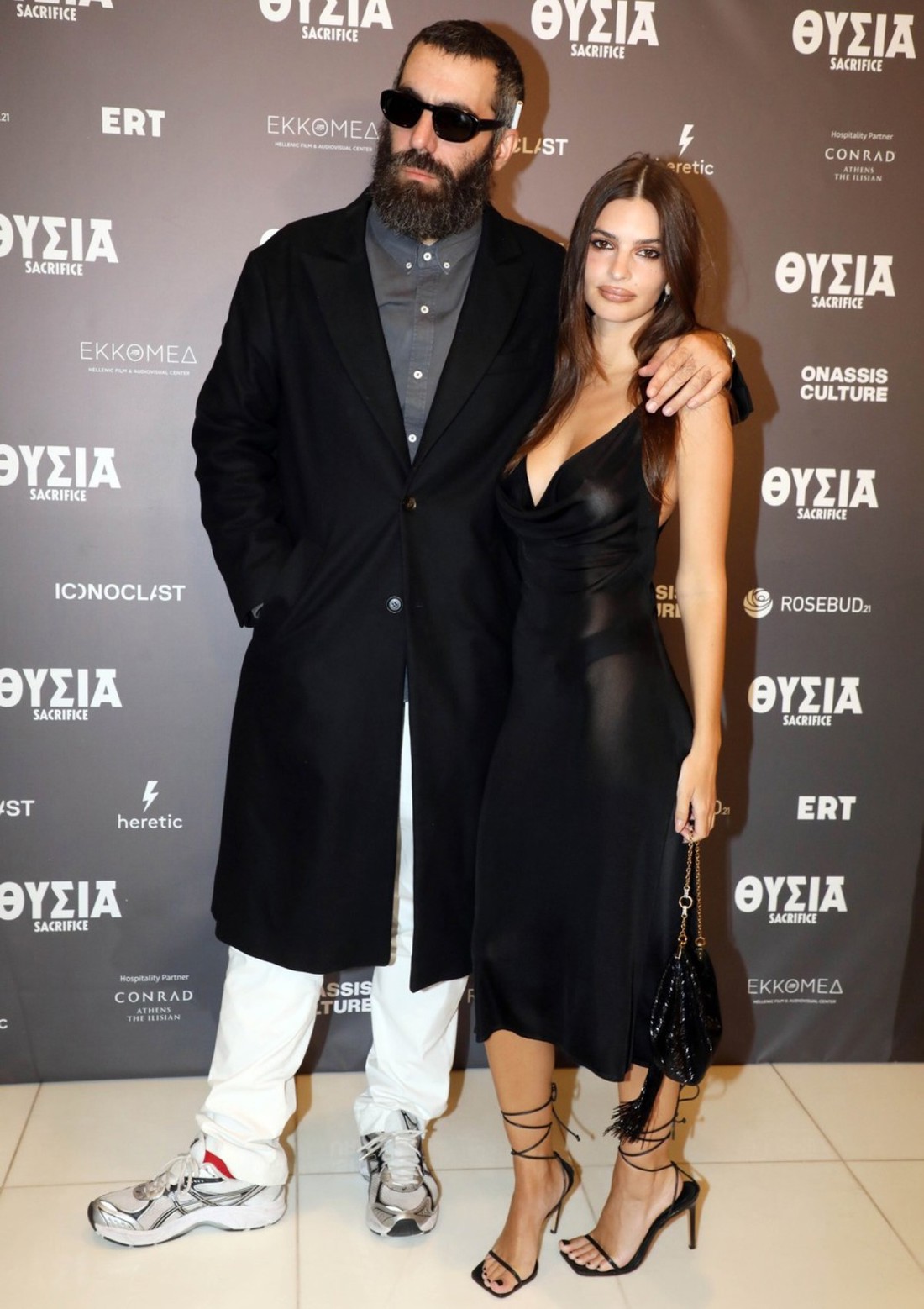 Emily Ratajkowski zablistala u poluprozirnoj haljini s dubokim dekolteom