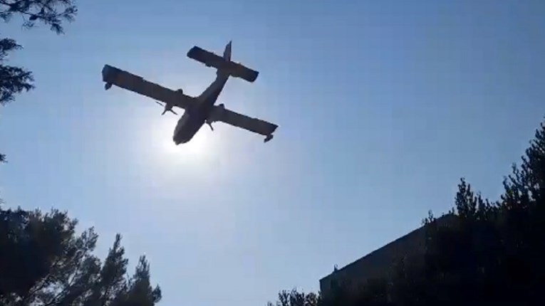 Požar kod turističkog naselja u Umagu, isključena struja, hitno pozvani avioni