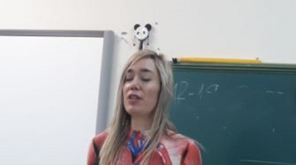 Učiteljica postala hit zbog outfita u kojem je djecu učila ljudskoj anatomiji